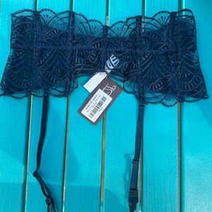 Lace Garter size Med NWT